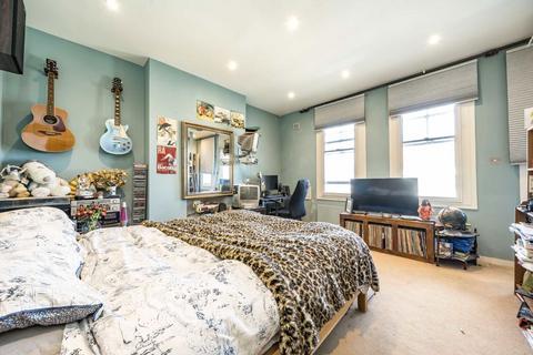 3 bedroom flat for sale, Battersea Rise, London SW11