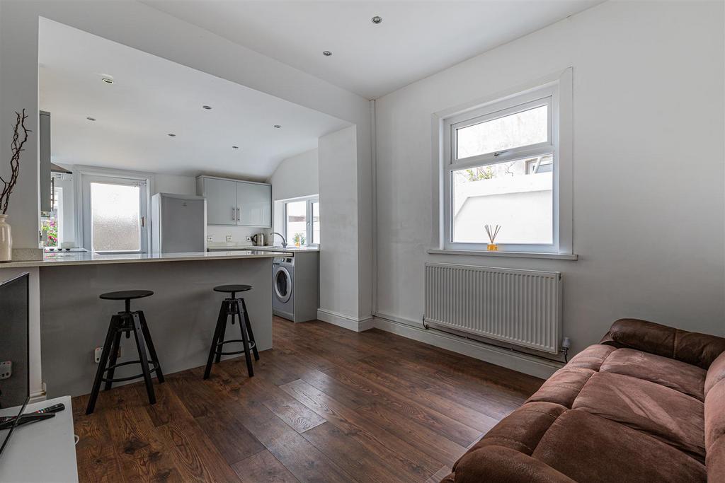 Llanishen Street 15-11.jpg