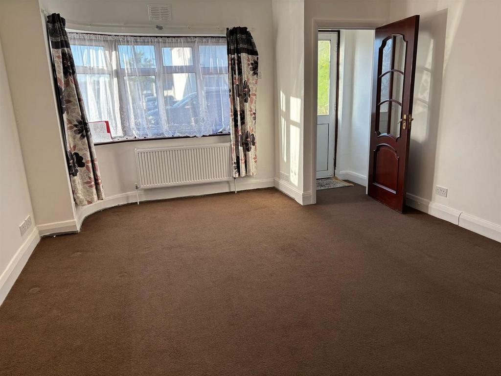 82 Wood Lane - Picture 2.jpg