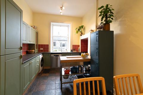 14/8 Brunton Place, Edinburgh, EH7 5EJ