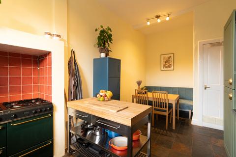 14/8 Brunton Place, Edinburgh, EH7 5EJ