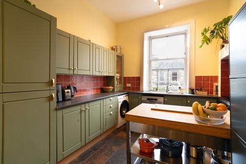 14/8 Brunton Place, Edinburgh, EH7 5EJ