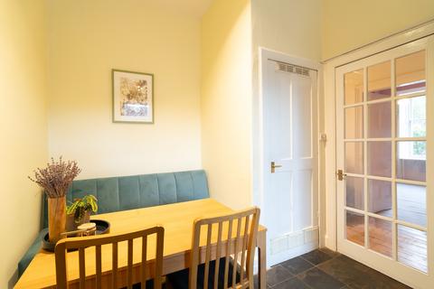 14/8 Brunton Place, Edinburgh, EH7 5EJ