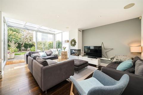 Stoneley Paragon Place, London, SE3 0SP