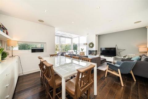Stoneley Paragon Place, London, SE3 0SP