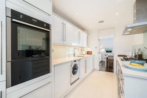 Stoneley Paragon Place, London, SE3 0SP