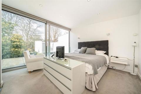 Stoneley Paragon Place, London, SE3 0SP
