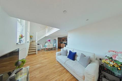 2 bedroom flat to rent, Royal Drive, London N11