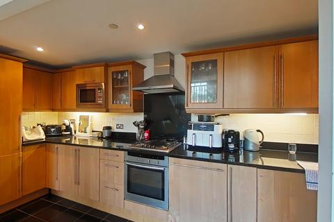 2 bedroom flat to rent, Royal Drive, London N11