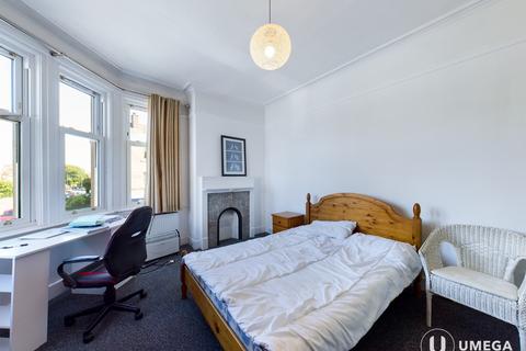3 bedroom apartment to rent, Comely Bank Road, Comely Bank, Edinburgh, EH4