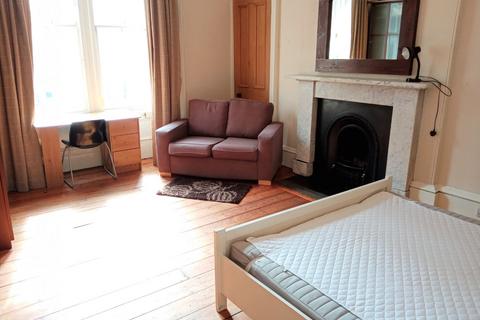 3 bedroom flat to rent, Bruntsfield Place EH10