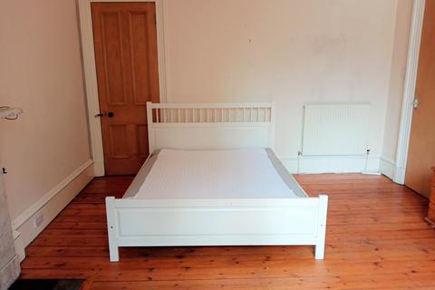 3 bedroom flat to rent, Bruntsfield Place EH10