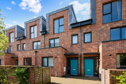 Reynard Way, Brentford TW8