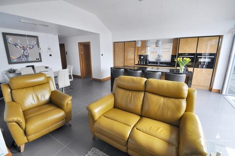 28 Broomfield, Benfleet, SS7 2SW