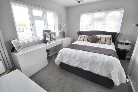 28 Broomfield, Benfleet, SS7 2SW