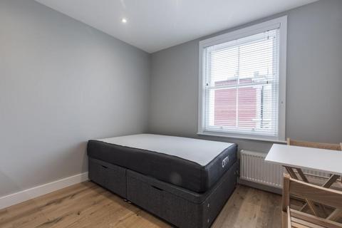 Studio to rent, at Central, Flat 17, 117, Warwick Road SW5