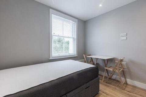 Studio to rent, at Central, Flat 17, 117, Warwick Road SW5