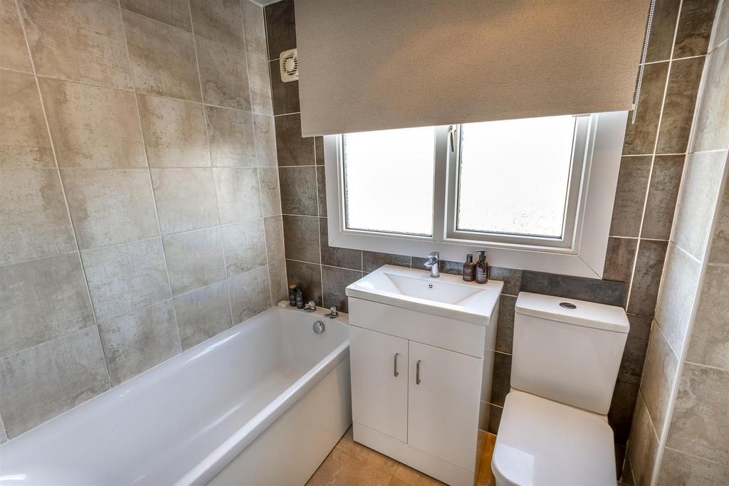 DSC 1429-Edit bathroom.JPG