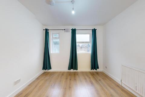 Studio to rent, Sangley Road