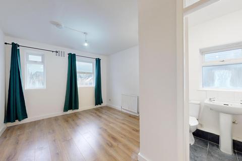 Studio to rent, Sangley Road