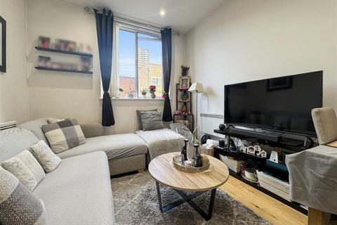 2 bedroom flat for sale, Douglas Road, Hounslow TW3