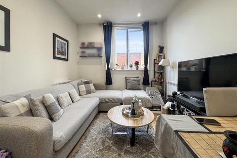 2 bedroom flat for sale, Douglas Road, Hounslow TW3