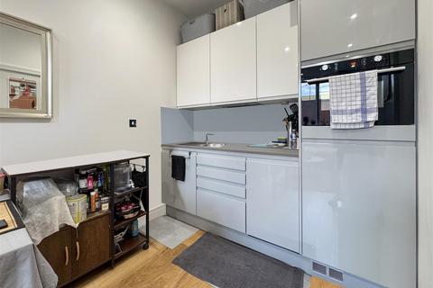 2 bedroom flat for sale, Douglas Road, Hounslow TW3