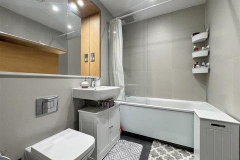 2 bedroom flat for sale, Douglas Road, Hounslow TW3