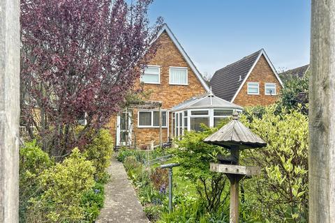 8 Sams Lane, Blunsdon, Swindon, SN26 7AY