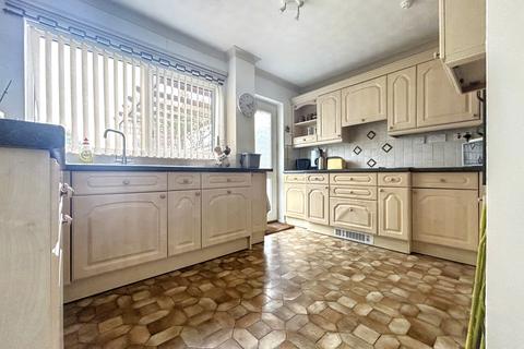8 Sams Lane, Blunsdon, Swindon, SN26 7AY