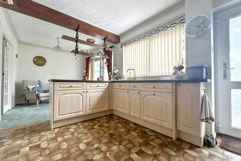 8 Sams Lane, Blunsdon, Swindon, SN26 7AY