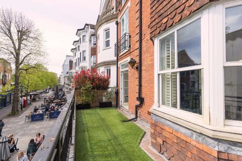 2 bedroom flat for sale, The Pantiles, Tunbridge Wells, TN2