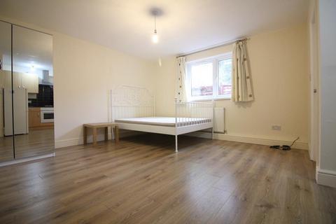 Studio to rent, Hanworth Road, Hounslow