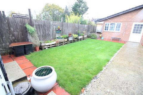 Studio to rent, Hanworth Road, Hounslow