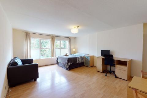 Studio to rent, Chatsworth Road