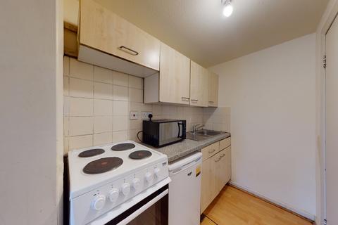 Studio to rent, Chatsworth Road
