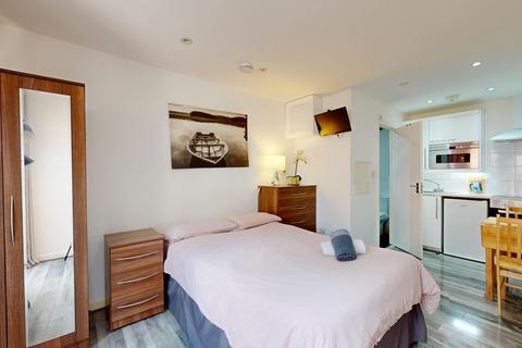 Studio to rent, Chatsworth Road