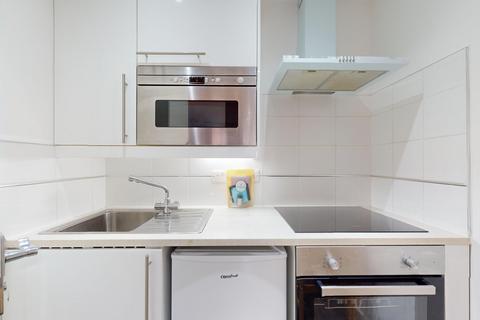 Studio to rent, Chatsworth Road