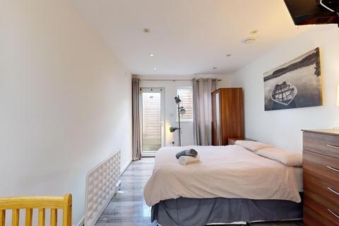 Studio to rent, Chatsworth Road