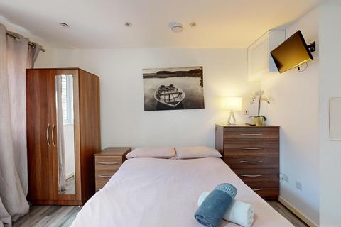 Studio to rent, Chatsworth Road