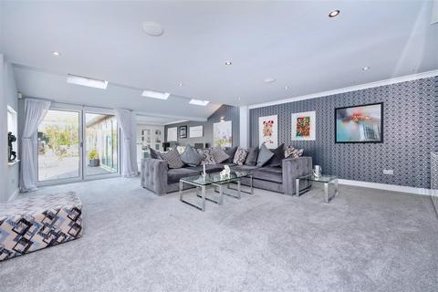 3 bedroom detached house for sale, The Cottages, Long Bennington