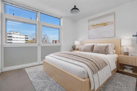 3 bedroom flat for sale, Windlesham Grove, London