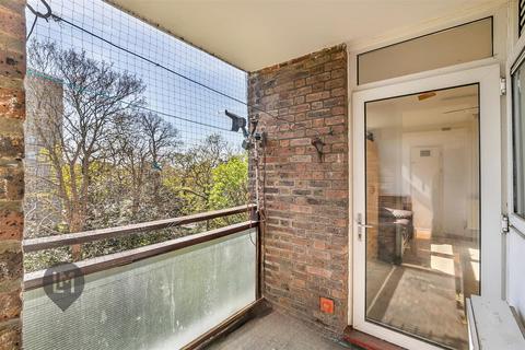 3 bedroom flat for sale, Windlesham Grove, London