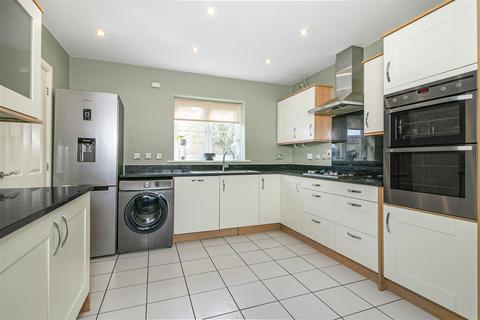 5 Burton Close, Stotfold, Hitchin, SG5 4GP