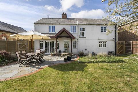 4 bedroom detached house for sale, Bicester Road, Kingswood, Aylesbury