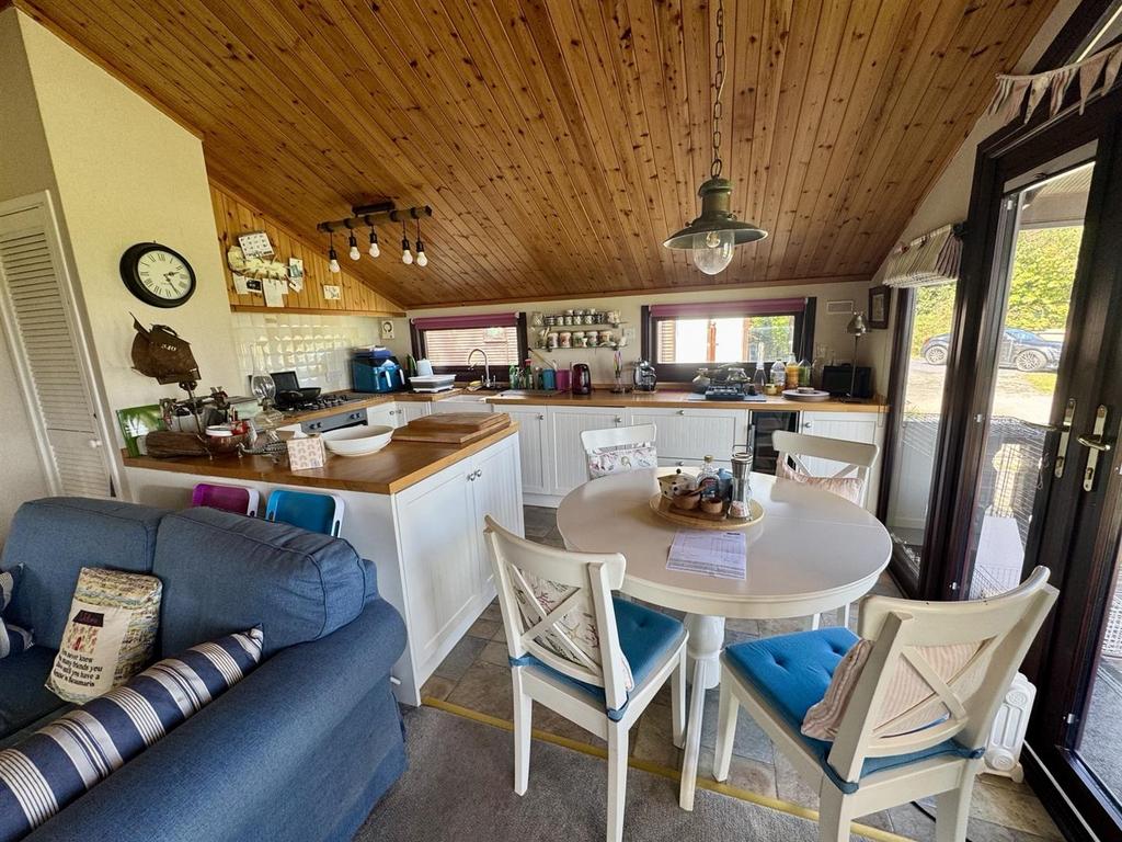 Kitchen/Dining Area