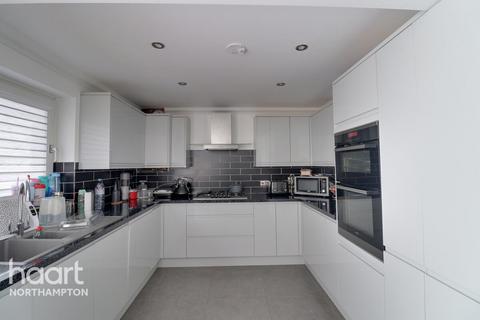 3 bedroom detached house to rent, Barnstaple Close, NORTHAMPTON