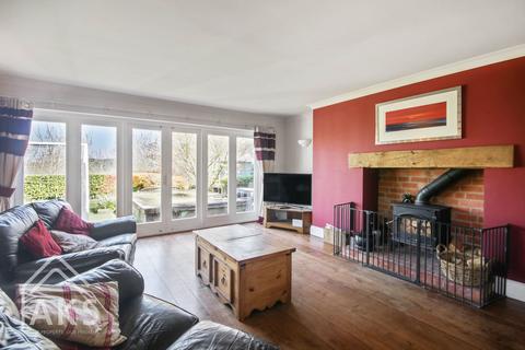 4 bedroom detached house for sale, Dovecliff Road, Burton-On-Trent DE13