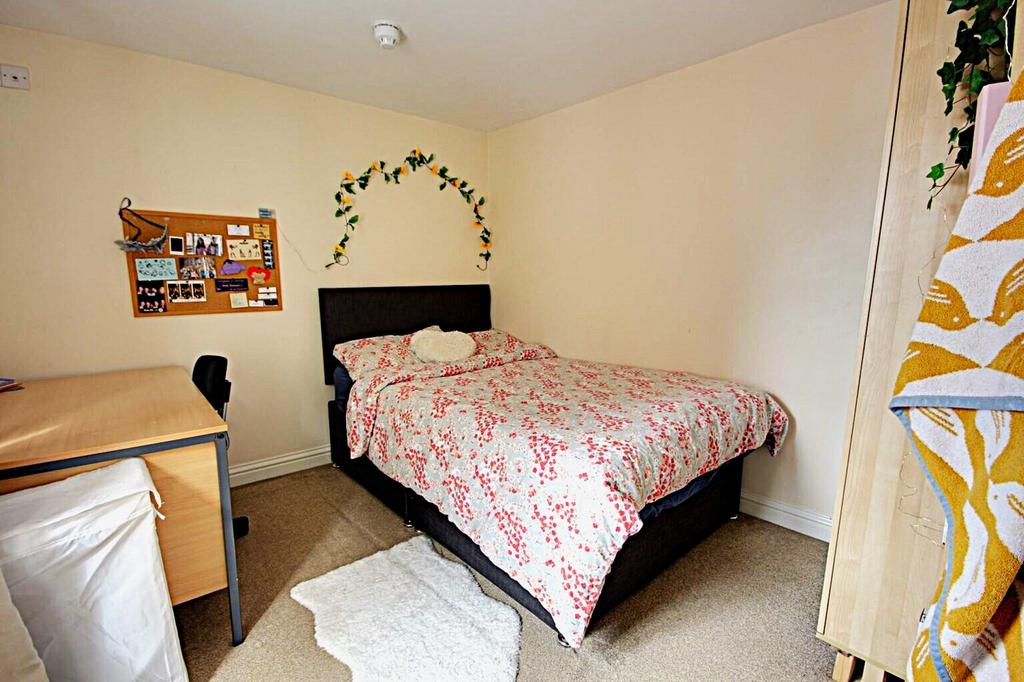A cozy and inviting double bedroom, perfect for...
