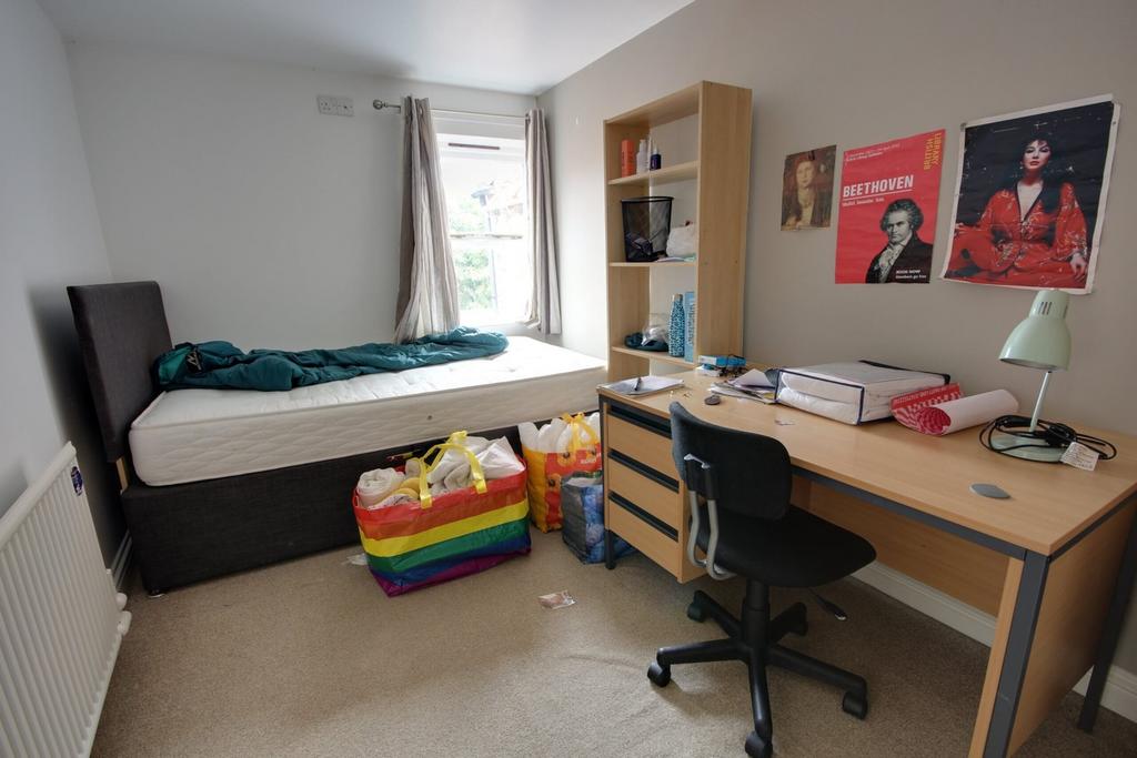A cozy double bedroom featuring a comfortable b...